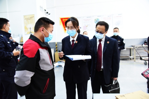 图1  为深入落实最高检”七号检察建议“昆明市呈贡区人民检察院联合相关部门对呈贡辖区内快递点进行随机抽查 